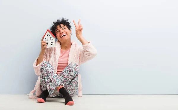 Joven Mujer Afroamericana Sentada Sosteniendo Icono Casa —  Fotos de Stock