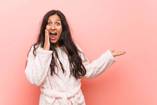 Mujer India Joven Con Pijama Sostiene Espacio Copia Una Palma — Foto de Stock