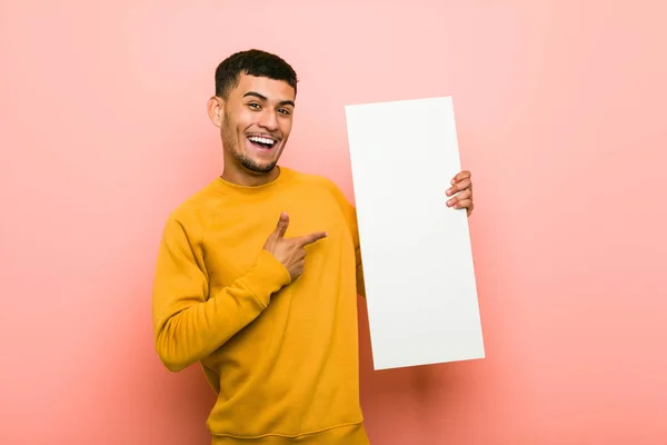 Junger Hispanischer Mann Mit Einem Plakat — Stockfoto