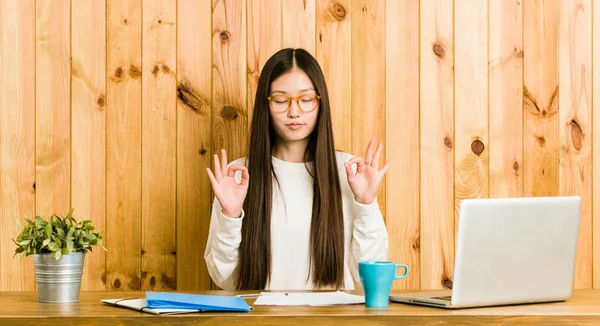 Joven Mujer China Estudiando Escritorio Relaja Después Duro Día Trabajo —  Fotos de Stock