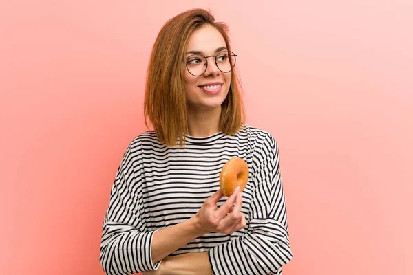 Jeune Femme Tenant Beignet Souriant Confiant Avec Les Bras Croisés — Photo