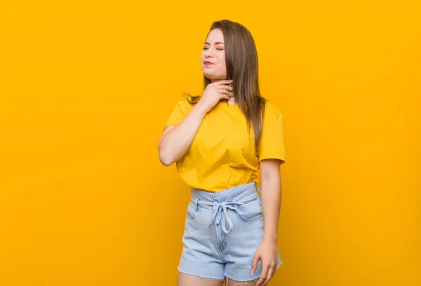 Jovem Adolescente Vestindo Uma Camisa Amarela Sofre Dor Garganta Devido — Fotografia de Stock