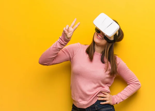 Jonge Schattige Vrouw Het Dragen Van Een Virtual Reality Googles — Stockfoto