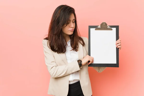 Giovane Donna Caucasica Possesso Appunti — Foto Stock