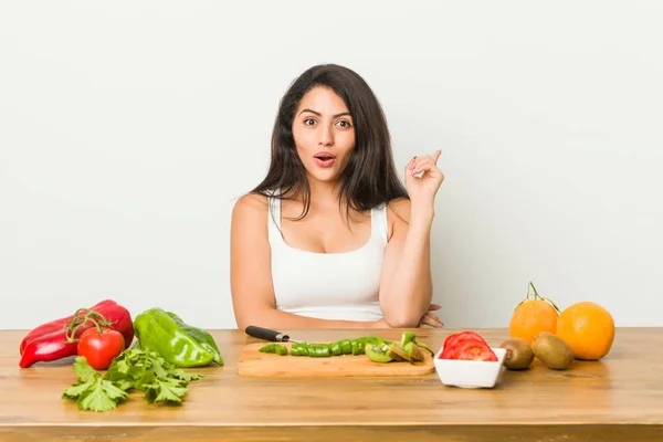 Junge Kurvige Frau Bei Der Zubereitung Einer Gesunden Mahlzeit Mit — Stockfoto