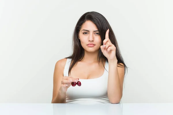 Unga Spansktalande Kvinna Innehar Körsbär Visar Nummer Ett Med Finger — Stockfoto