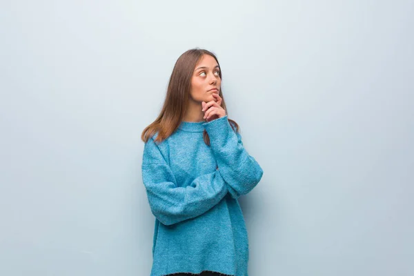 Jovem Mulher Bonita Vestindo Uma Camisola Azul Duvidar Confuso — Fotografia de Stock