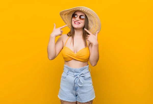 Mujer Caucásica Joven Con Sombrero Paja Mirada Verano Sonríe Señalando — Foto de Stock