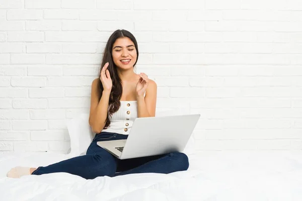 Jonge Arabische Vrouw Werken Met Haar Laptop Het Bed Vrolijk — Stockfoto