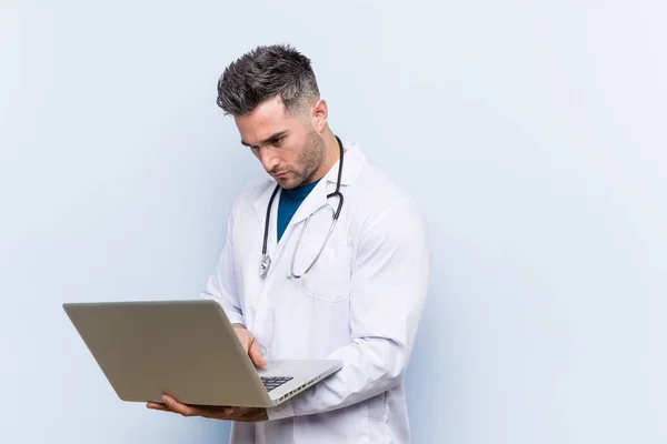 Caucasian Doctor Man Laptop — Stock Photo, Image
