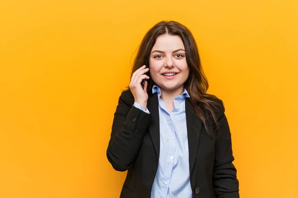 Jovem Curvilínea Size Mulher Negócios Segurando Telefone Feliz Sorrindo Alegre — Fotografia de Stock