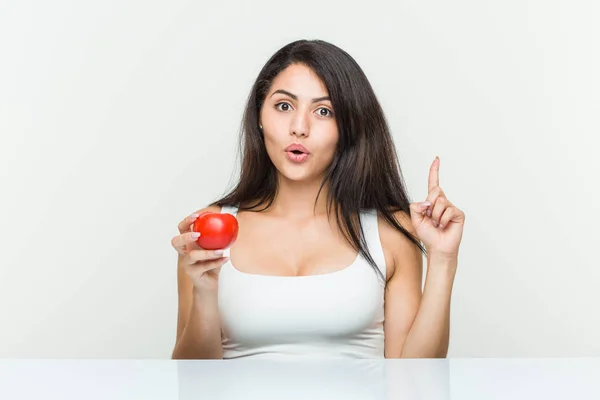 Joven Mujer Hispana Sosteniendo Tomate Teniendo Alguna Gran Idea Concepto —  Fotos de Stock