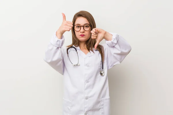 Beyaz Bir Duvara Karşı Genç Doktor Kadın Başparmak Yukarı Başparmak — Stok fotoğraf