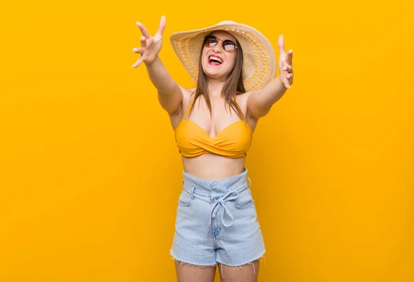 Mujer Caucásica Joven Con Sombrero Paja Mirada Verano Siente Seguro — Foto de Stock