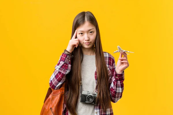 Jovem Mulher Asiática Segurando Ícone Avião Apontando Seu Templo Com — Fotografia de Stock