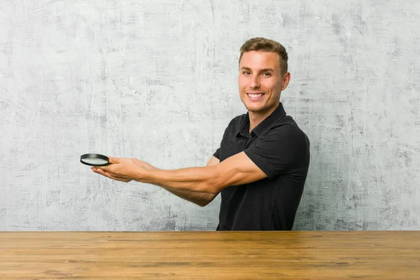 Jovem Homem Bonito Segurando Uma Lupa Segurando Espaço Cópia Uma — Fotografia de Stock