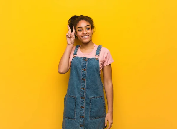 Fiatal Fekete Afro Amerikai Lány Kék Szeme Szórakoztató Boldog Csinálás — Stock Fotó
