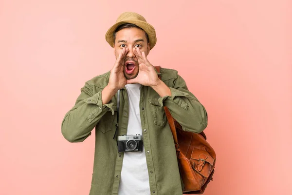 Joven Viajero Filipino Gritando Emocionado Frente — Foto de Stock