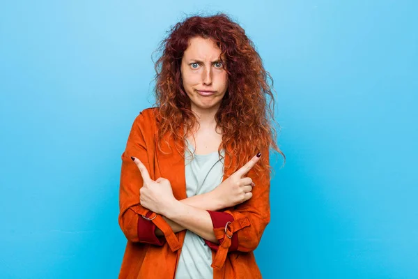 Jovem Ruiva Elegante Mulher Aponta Para Lados Está Tentando Escolher — Fotografia de Stock