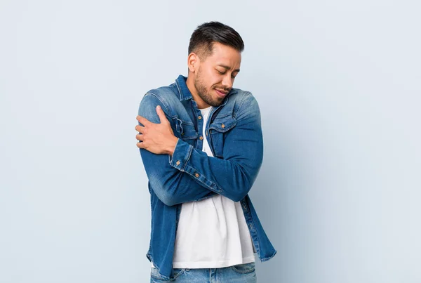 Joven Guapo Filipino Hombre Abrazos Sonriente Despreocupado Feliz —  Fotos de Stock