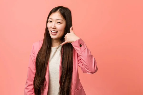 Jovem Mulher Chinesa Negócios Vestindo Terno Rosa Mostrando Gesto Chamada — Fotografia de Stock
