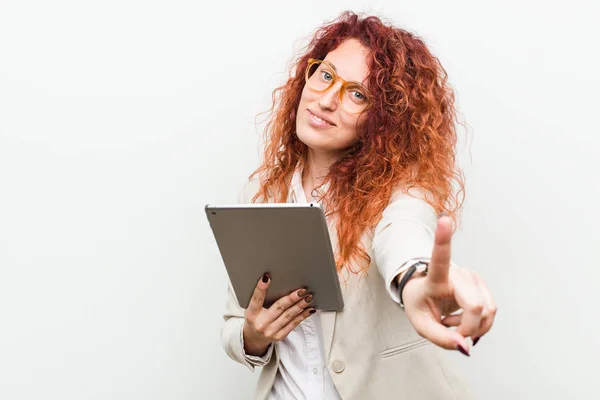 Mladá Kavkazská Obchodní Žena Která Drží Tablet Veselé Úsměvy Ukazující — Stock fotografie