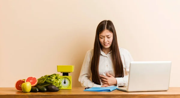Jovem Nutricionista Mulher Chinesa Trabalhando Com Seu Laptop Doente Sofrendo — Fotografia de Stock