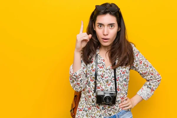 Young Brunette Traveler Woman Having Idea Inspiration Concept — ストック写真