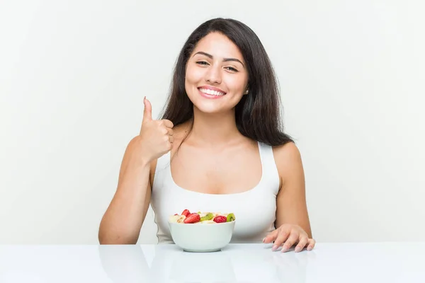 Giovane Donna Ispanica Mangiare Una Ciotola Frutta Sorridente Sollevare Pollice — Foto Stock