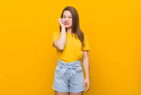 Joven Adolescente Con Una Camisa Amarilla Mordiendo Las Uñas Nerviosa —  Fotos de Stock