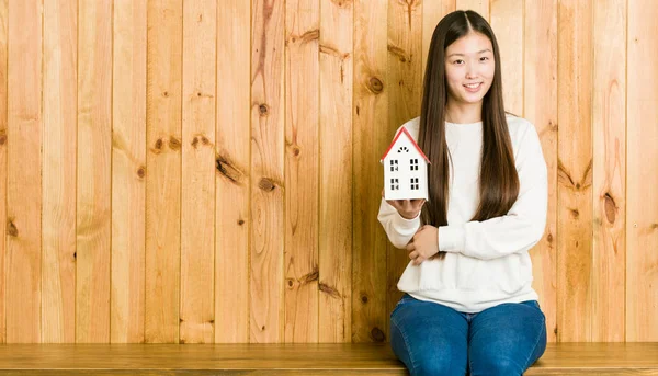 Jovem Mulher Asiática Segurando Ícone Casa Sorrindo Confiante Com Braços — Fotografia de Stock