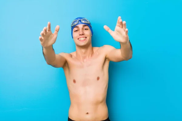 Mladý Plavec Cítí Sebevědomý Objetí Kamery — Stock fotografie