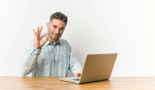 Jonge Knappe Man Werken Met Zijn Laptop Vrolijk Zelfverzekerd Toont — Stockfoto