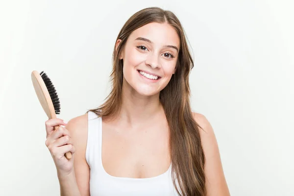 Ung Kaukasisk Kvinna Som Håller Hårborste Glad Leende Och Glad — Stockfoto