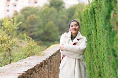 Bir doğa yerinde genç hintli kadın