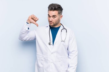 Genç yakışıklı doktor adam bir nefret jest gösteren, başparmak aşağı. Anlaşmazlık kavramı.