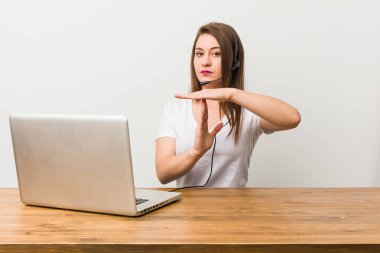 Genç telemarketer kadın bir zaman arası jest gösteren.