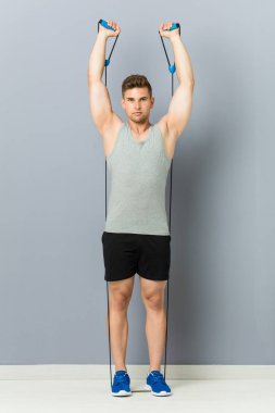 Genç fitness kafkas adam elastik bir bant ile pratik.