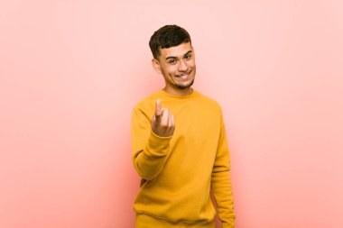 Genç İspanyol adam seni işaret ediyor sanki daha da yaklaşıyormuş gibi..