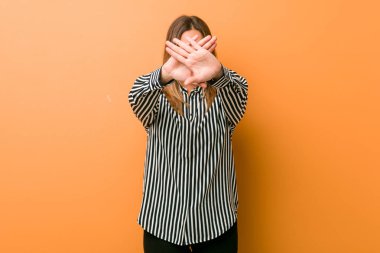 Bir duvara karşı genç otantik karizmatik gerçek insanlar kadın bir inkar jest yapıyor