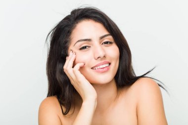 Genç güzel ve doğal İspanyol kadının yakın çekim