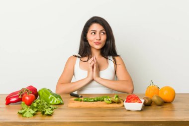 Genç kıvrımlı kadın akılda planı oluşturan sağlıklı bir yemek hazırlanıyor, bir fikir kurma.