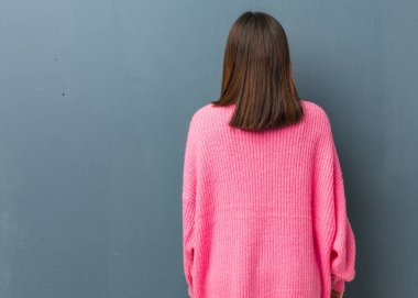 Arkasından, geriye dönüp baktığımda genç modern kadın