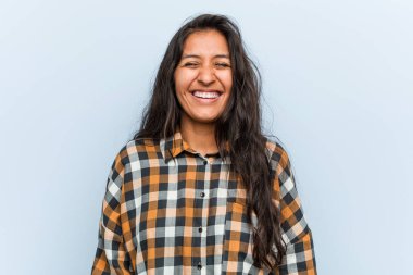 Genç serin hintli kadın güler ve gözleri kapatır, rahat ve mutlu hissediyor.