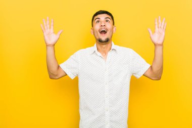 Genç İspanyol adam gökyüzüne çığlık, yukarı bakıyor, sinirli.