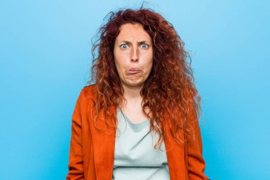 Genç kızıl saçlı zarif kadın omuzsilke ve açık gözleri karışık.