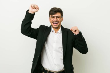 Genç iş İspanyol adam özel bir gün kutluyor, atlar ve enerji ile silah yükseltmek.