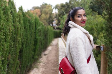 Bir doğa yerinde genç hintli kadın