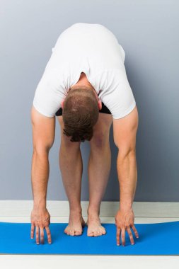 Genç beyaz adam kapalı yoga