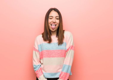 Genç Sevimli Kadın huni ve dostça gösteren dil